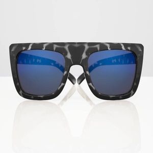 QUAY CAFE RACER BLACK TORTOISE & BLUE SUNGLASSES